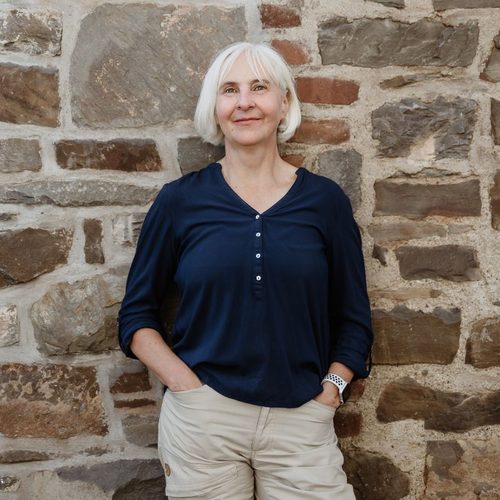 Kerstin Rachfahl vor einer Bruchsteinmauer