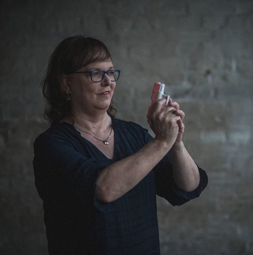 Vera Nentwich mit pinker Spielzeugpistole
